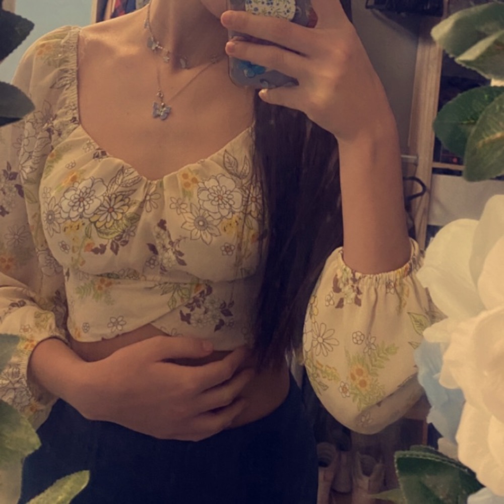Woman’s cropped puffy sleeves cross over bottom